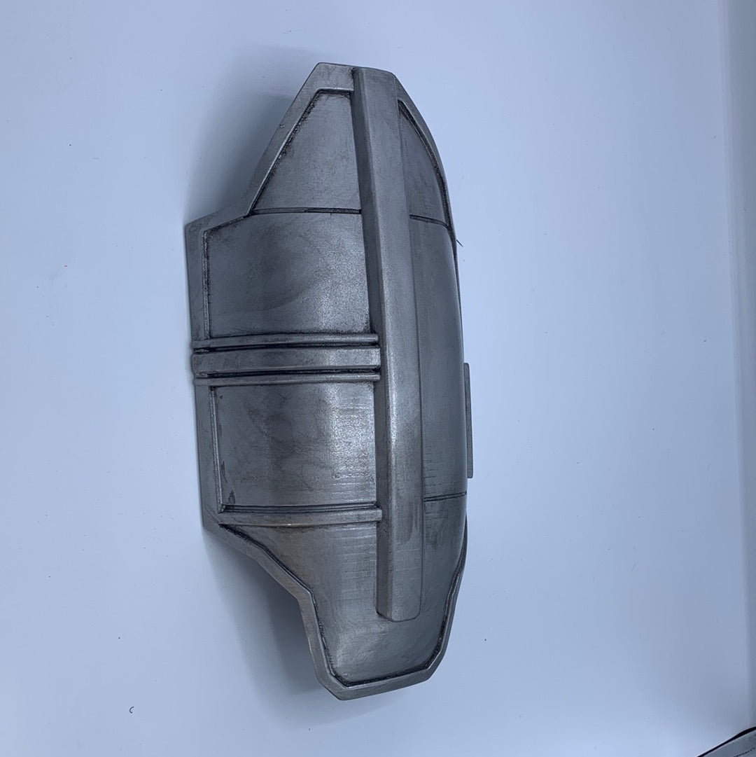 Din Djarin right leg armor