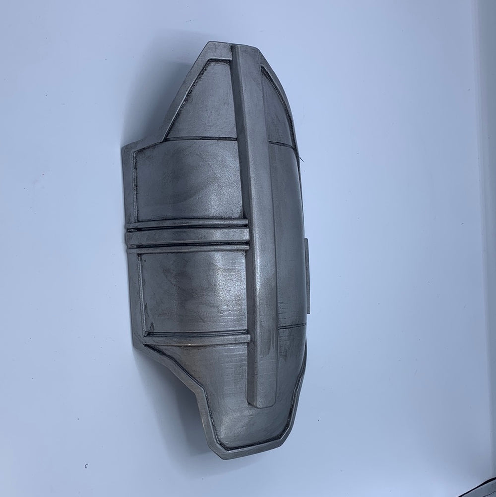 Din Djarin right leg armor